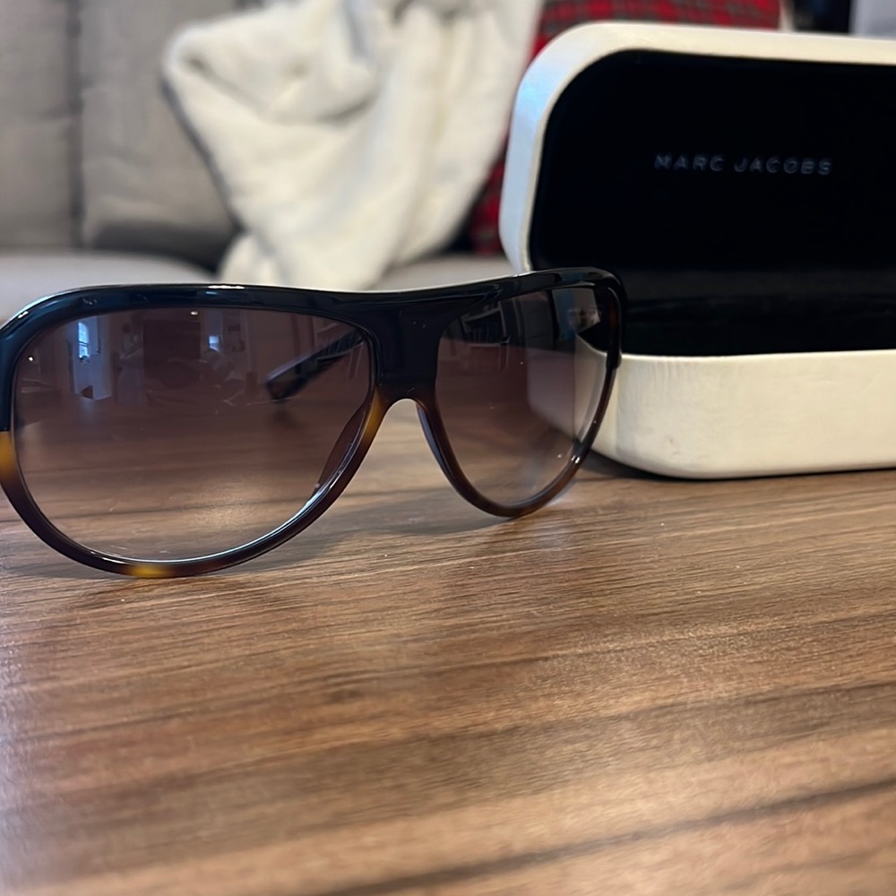 Marc Jacob’s sunglasses tortoise